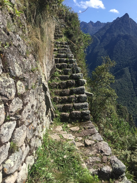 Мачу Пичу - Хуаяна Пичу (Huayana Picchu более правильно написание WaynaPicchu, что с древнего языка переводится как молодой пик) - восхождение не для слабонервных